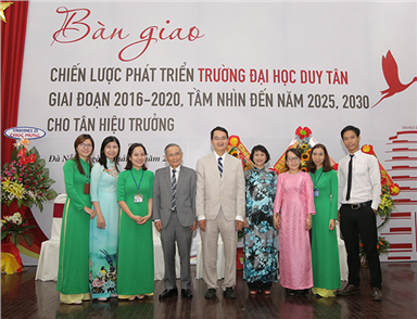 Lễ bàn giao Chiến lược Phát triển trường Đại học Duy Tân cho Tân Hiệu Trưởng