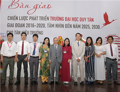 Lễ bàn giao Chiến lược Phát triển trường Đại học Duy Tân cho Tân Hiệu Trưởng