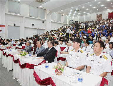 Đại học Duy Tân đón nhận Cờ Thi đua của Thủ tướng Chính phủ trong Lễ Khai giảng Năm học mới 2018 - 2019