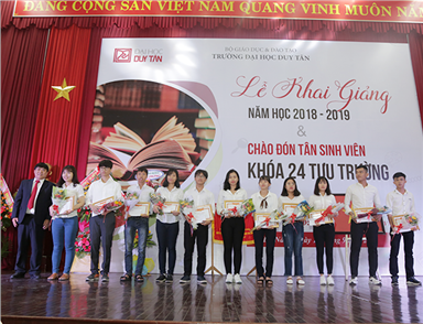 Đại học Duy Tân đón nhận Cờ Thi đua của Thủ tướng Chính phủ trong Lễ Khai giảng Năm học mới 2018 - 2019