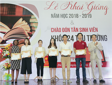 Đại học Duy Tân đón nhận Cờ Thi đua của Thủ tướng Chính phủ trong Lễ Khai giảng Năm học mới 2018 - 2019