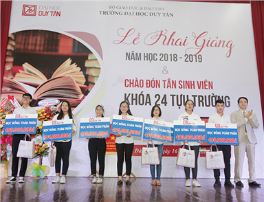 Đại học Duy Tân đón nhận Cờ Thi đua của Thủ tướng Chính phủ trong Lễ Khai giảng Năm học mới 2018 - 2019