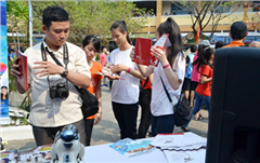 Học sinh Hào hứng với Gian hàng của DTU trong Ngày hội Văn hóa Dân gian