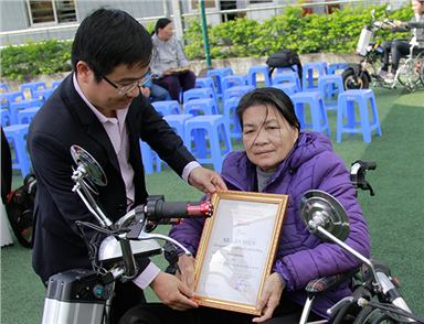 Đại học Duy Tân Trao tặng Xe lăn Điện cho người Khuyết tật Đà Nẵng