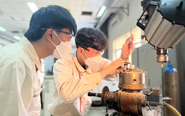 Khối ngành Công nghệ - Kỹ thuật ở ĐH Duy Tân với Môi trường Học tập Khởi nghiệp và Xếp hạng Top 100+ thế giới