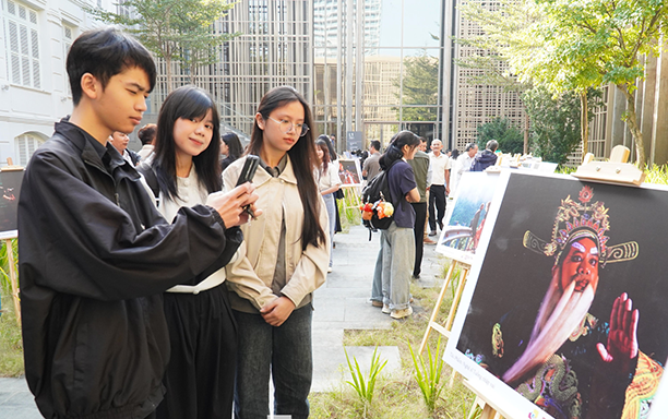 Gen Z thích thú xem triển lãm ảnh Đà Nẵng sôi động, sắc màu