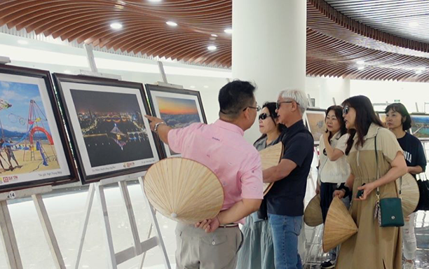 Khách nước ngoài thích thú ngắm vẻ đẹp Đà Nẵng qua ảnh