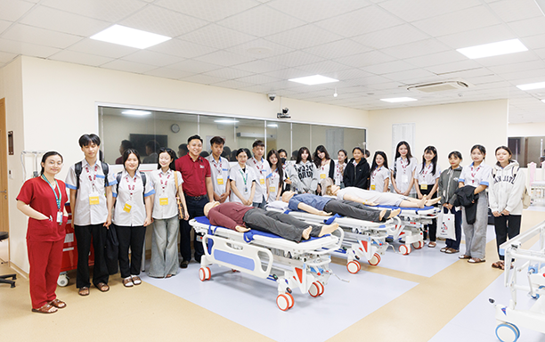 Vượt đường xa, học sinh THPT Trần Kỳ Phong, Quảng Ngãi đến DTU khám phá không gian học tập cho tương lai