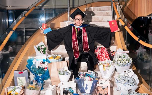 Student Brings Collection of Certificates of Merit to Graduation Stage, Attracts Millions of Views