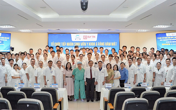 288 sinh viên Đại học Duy Tân thực tập lâm sàng tại Bệnh viện Trung ương Huế